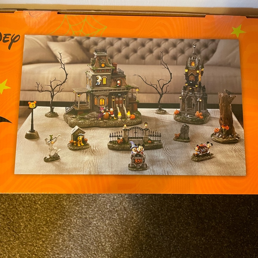 Costco exclusive Disney Halloween 🎃 set - Picture 9 of 14